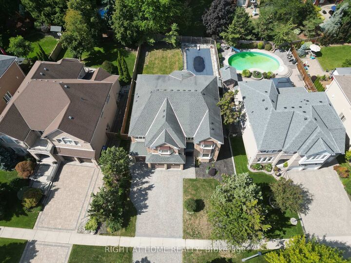 Property Photo: 2427 Erin Centre Boulevard ON L5M 5B3
