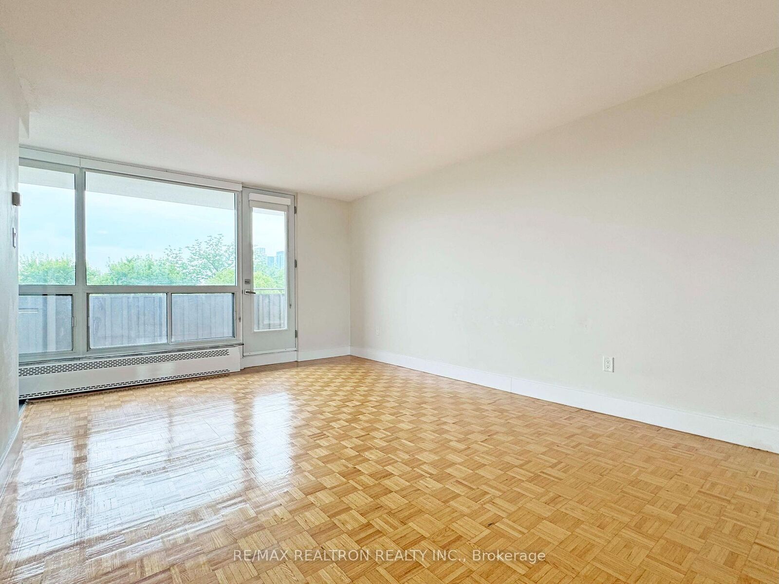 Property Photo: 666 Spadina Avenue 812 ON M5S 2H8