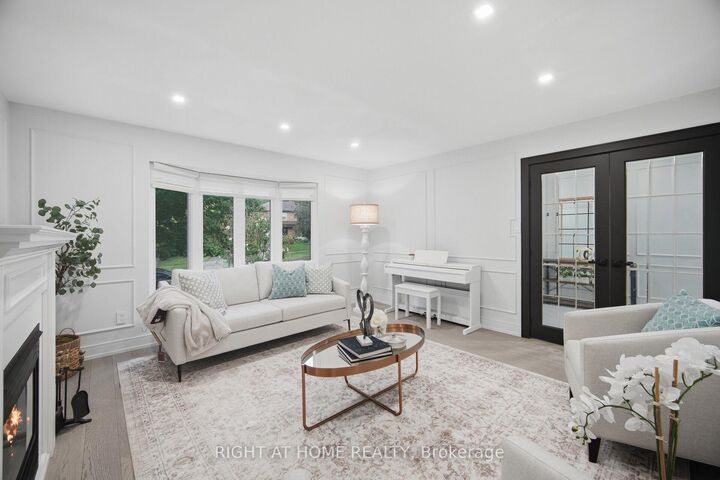 Property Photo: 4 Simmons Crescent ON L4G 6B4