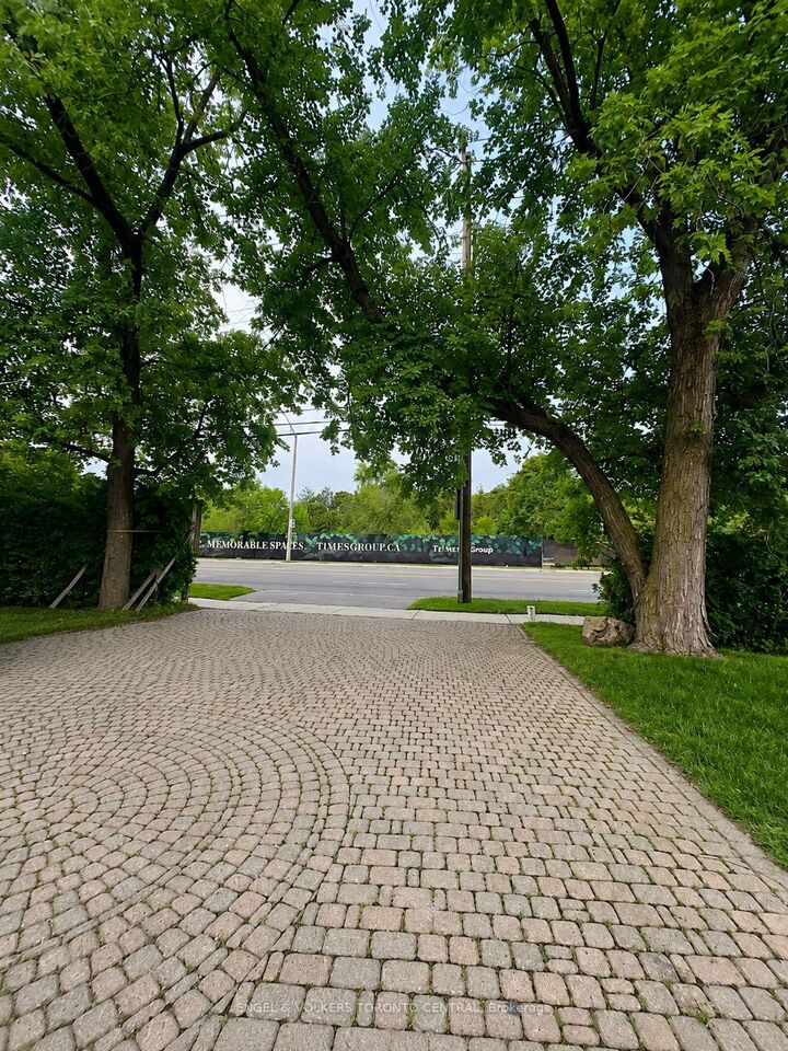 Property Photo: 2424 Bayview Avenue ON M2L 1A3