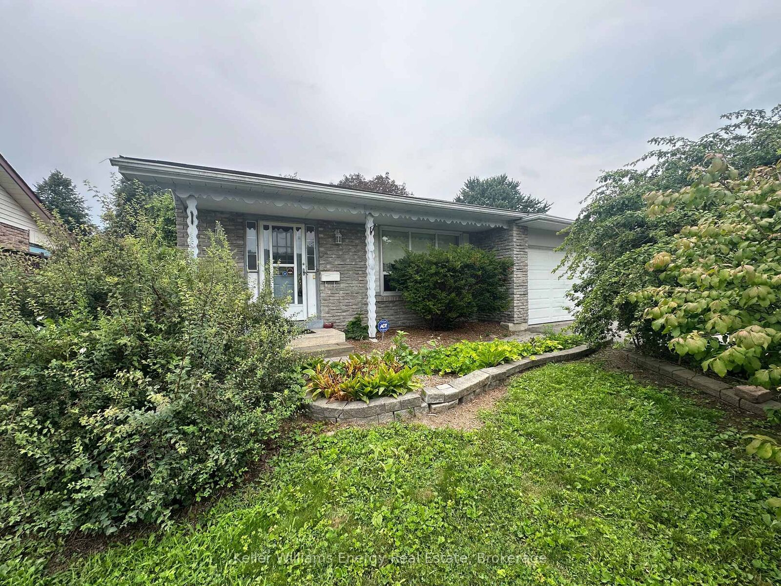 Property Photo:  252 Keewatin Street S  ON L1H 6Z8 