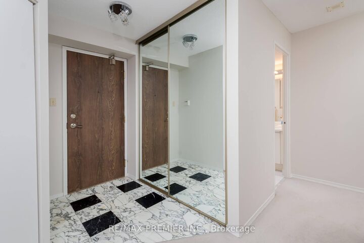 7440 Bathurst Street 1614 — photo 1