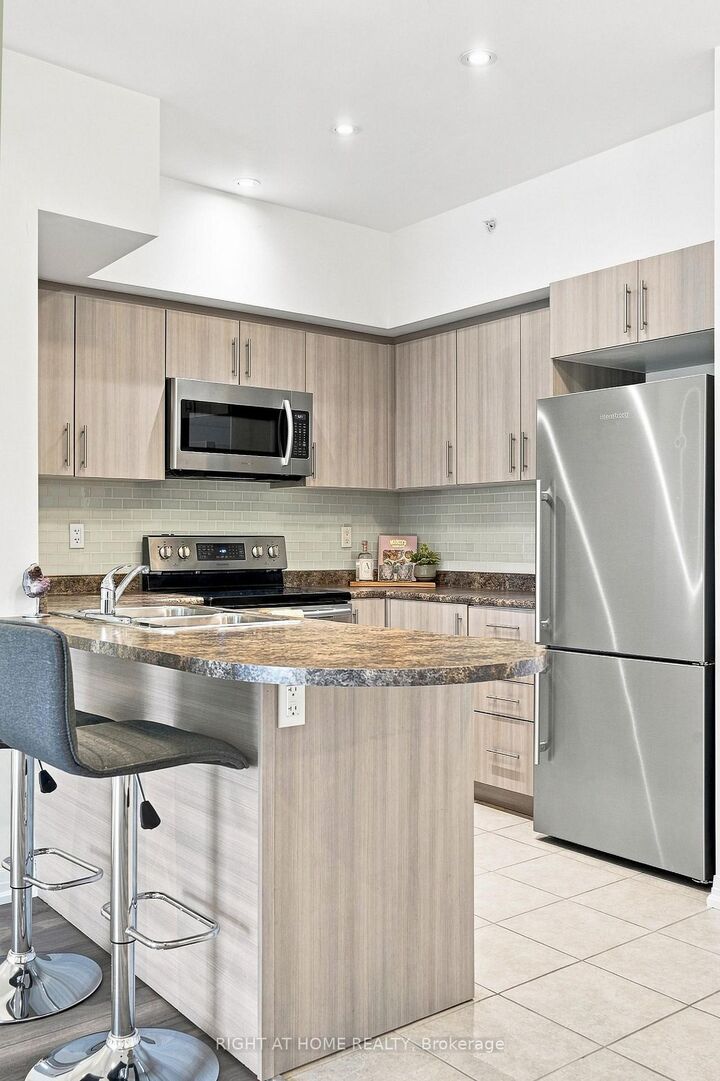 Property Photo: 299 Cundles Road E #106 ON L4M 0K9