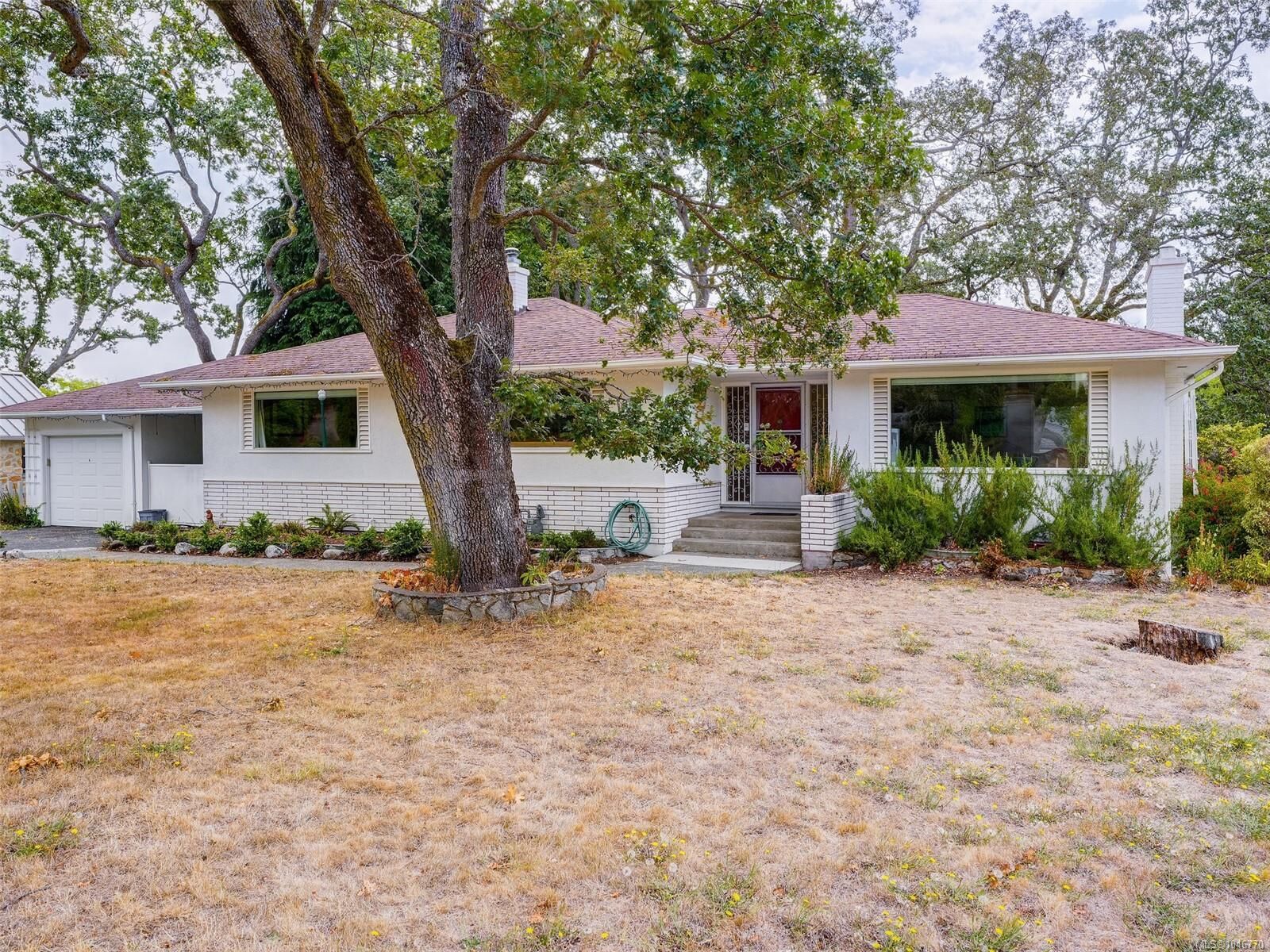 Property Photo: 2541 Nottingham Rd BC V8R 6C7