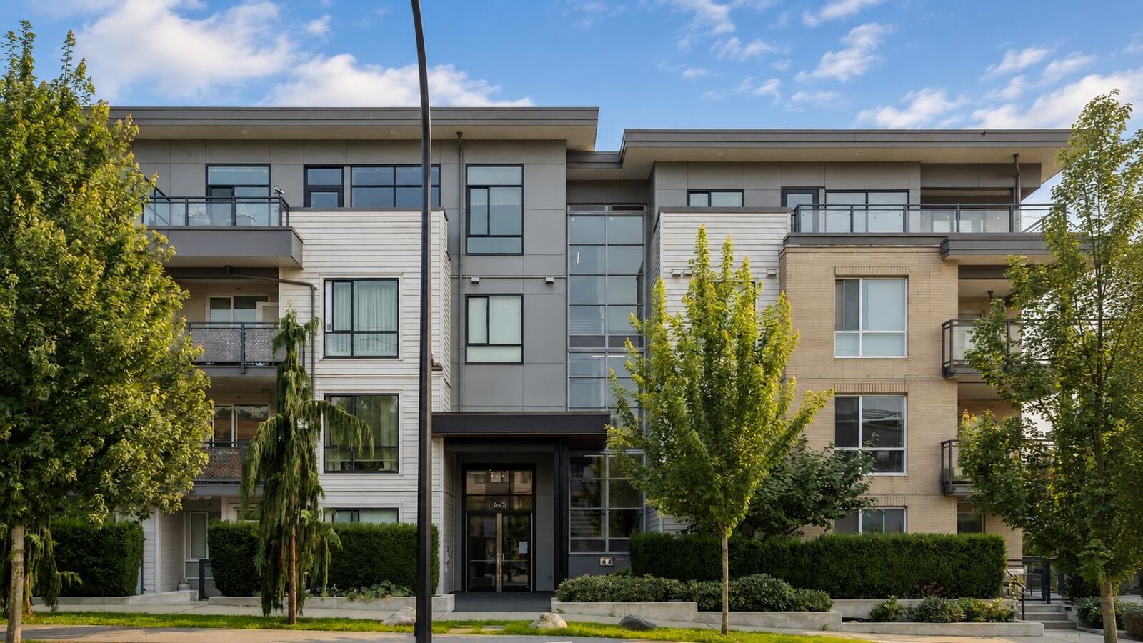 Property Photo: 625 E 3rd Street 105 BC V7L 1G6