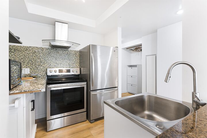 Property Photo:  1050 Burrard 1406  BC V6Z 2S3 