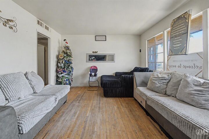 Property Photo:  2701 N Inyo Street  CA 93305 