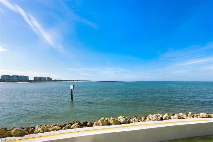 Property Photo: 334 La Peninsula Blvd 334 FL 34113