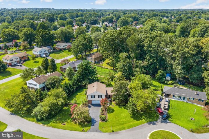 Property Photo: 6 Roseneath Court MD 20832