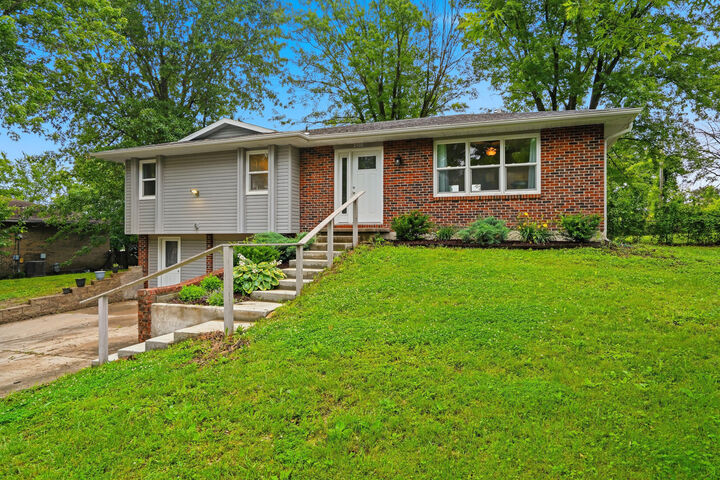 Property Photo:  2300 N Hawthorn Dr  MO 65202 