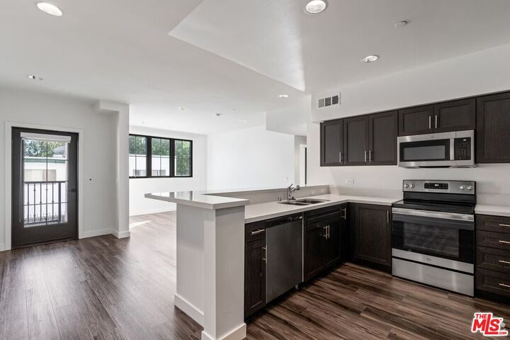 Property Photo:  5020 Woodman, Unit 317  CA 91423 