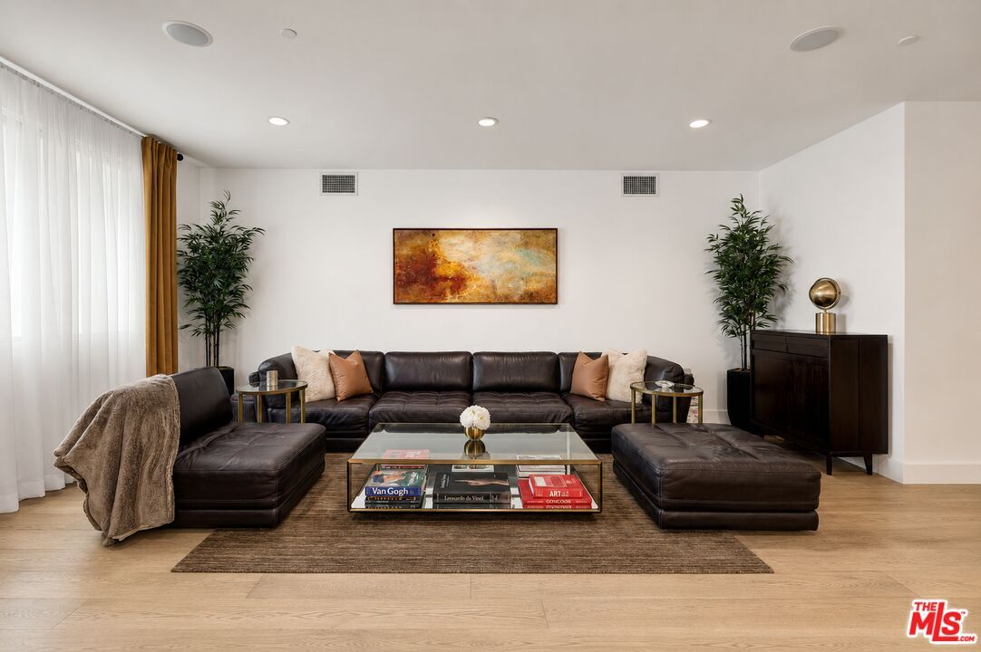 Property Photo: 1304 Roxbury Dr, Unit 202 CA 90035