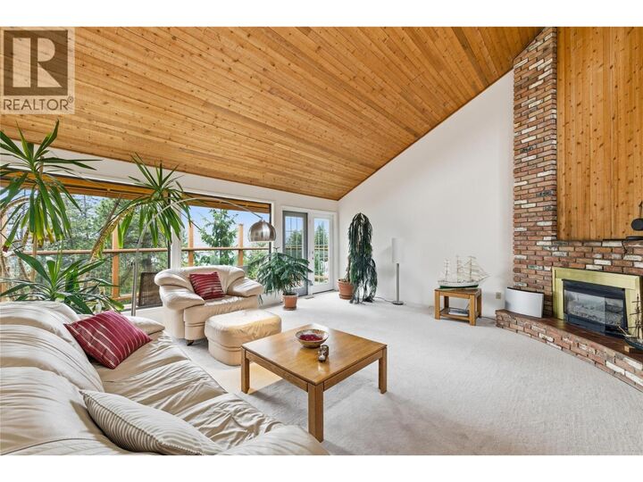 Property Photo: 324 Clifton Road North BC V1V 1N4