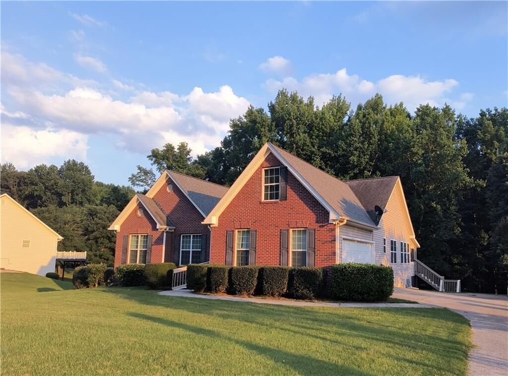 Property Photo: 371 Summit Chase Drive GA 30549