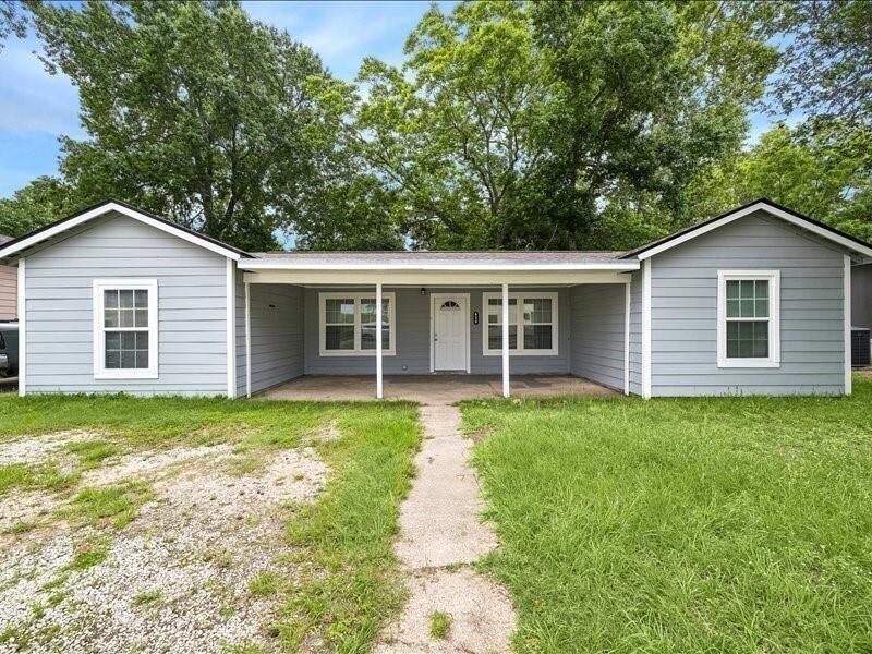 Property Photo: 820 Texas Street TX 77575
