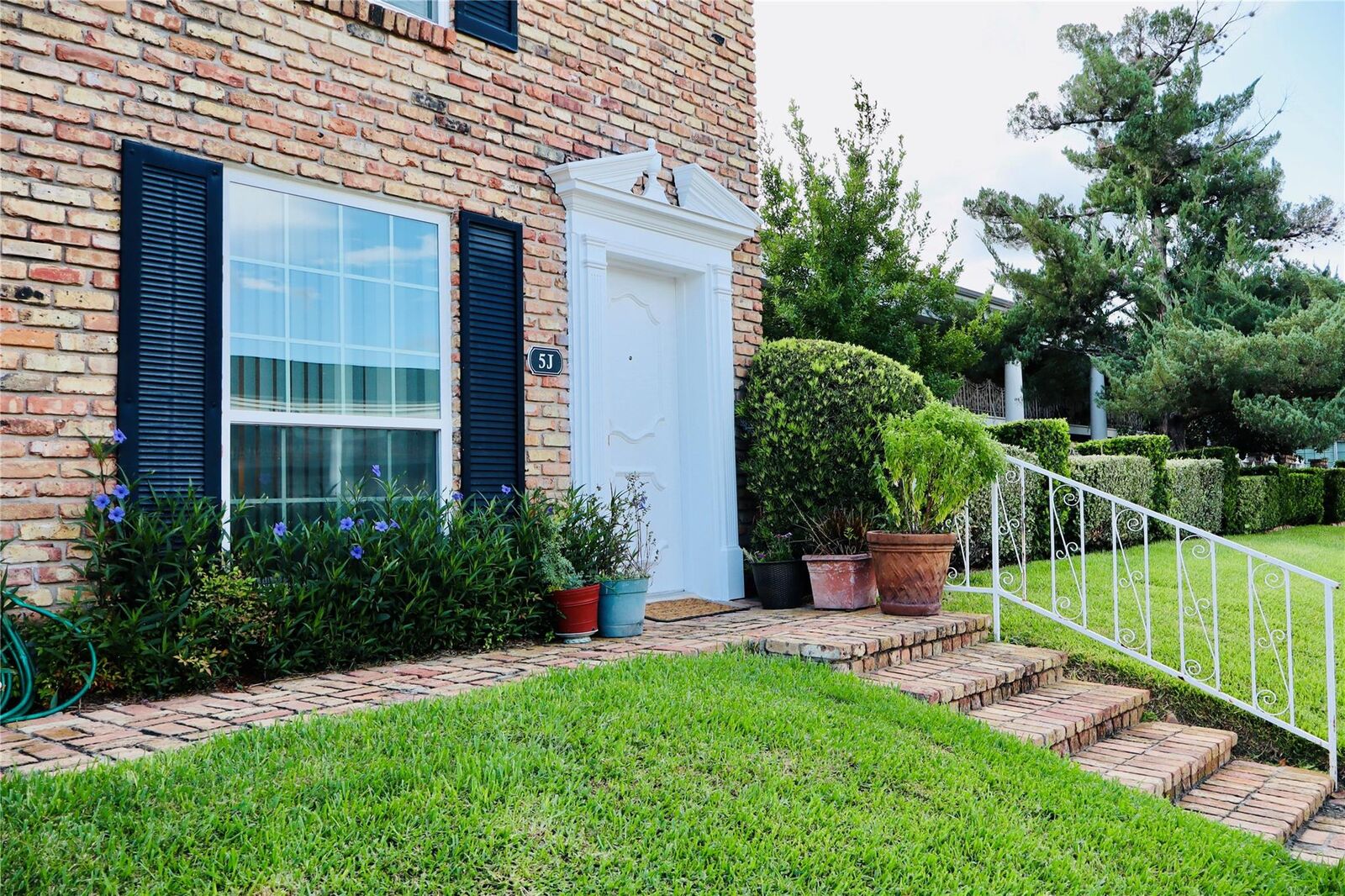 Property Photo: 2201 Fountain View Drive 5J TX 77057