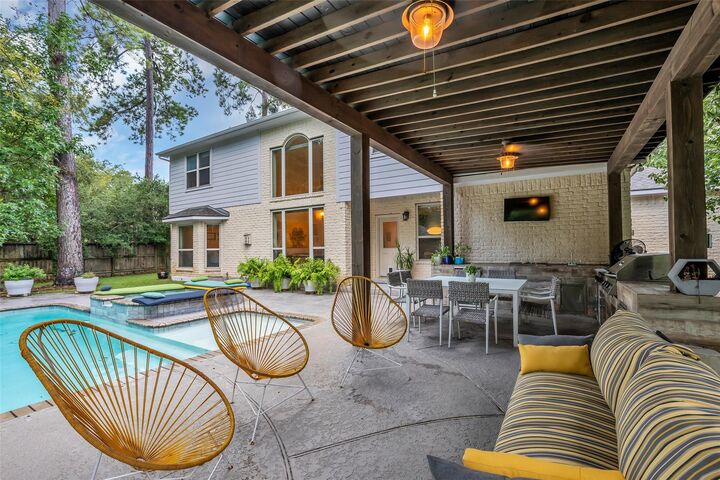 Property Photo: 2 Glistening Pond Place TX 77382