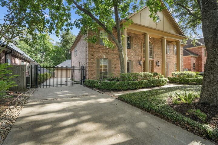 Property Photo:  15 Hilshire Grove Lane  TX 77055 
