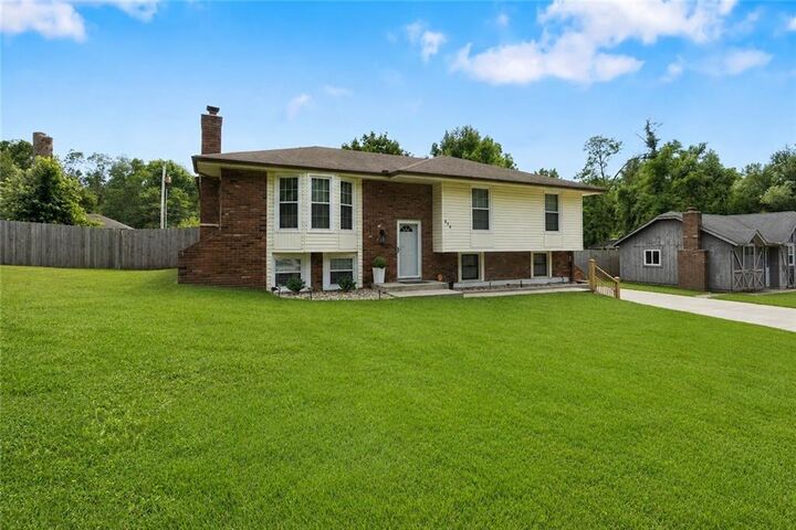 Property Photo: 615 NE 113th Street MO 64155