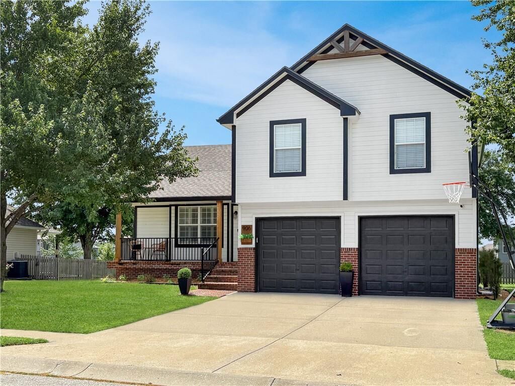 Property Photo: 906 SW Bobcat Street MO 64075