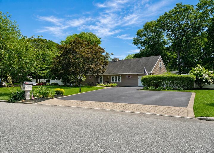 Property Photo:  4 Halfcircle Drive  NY 11741 