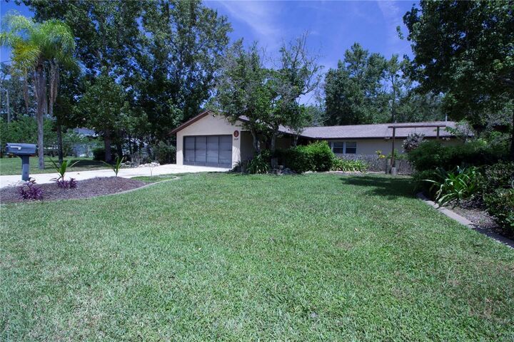 Property Photo: 8609 Horizon Lane FL 34667