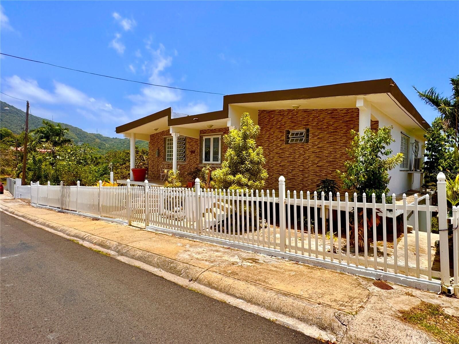 Property Photo:  