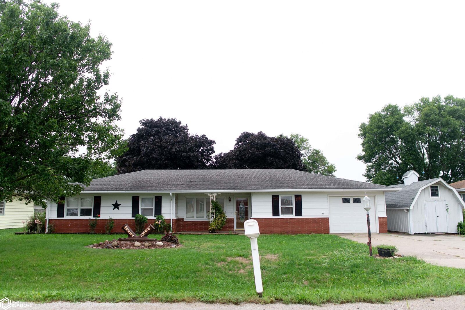 Property Photo: 706 NE 6th Street IA 50849