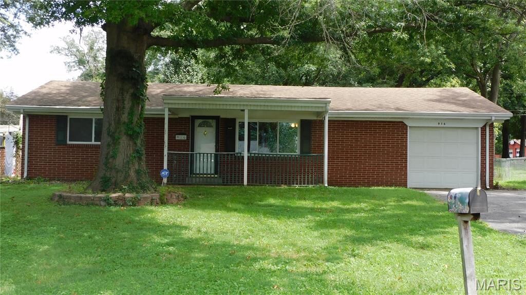 Property Photo:  916 Peony Drive  IL 62220 