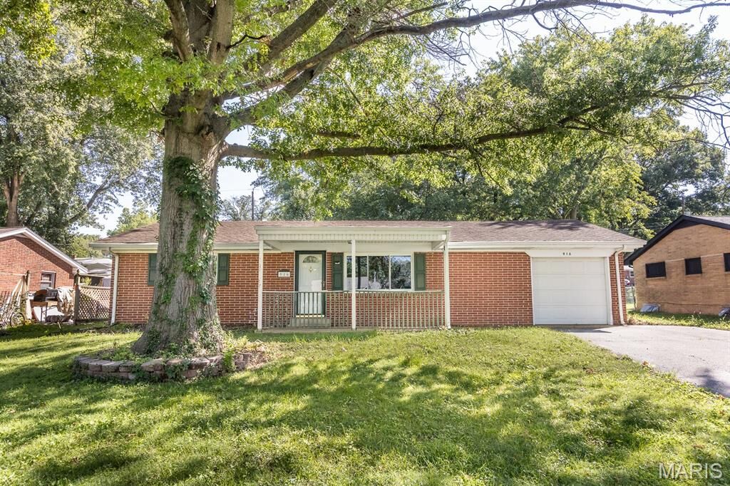 Property Photo:  916 Peony Drive  IL 62220 