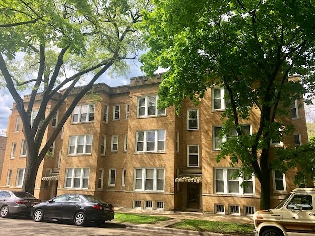 Property Photo:  2540 W Thorndale Avenue 1  IL 60659 