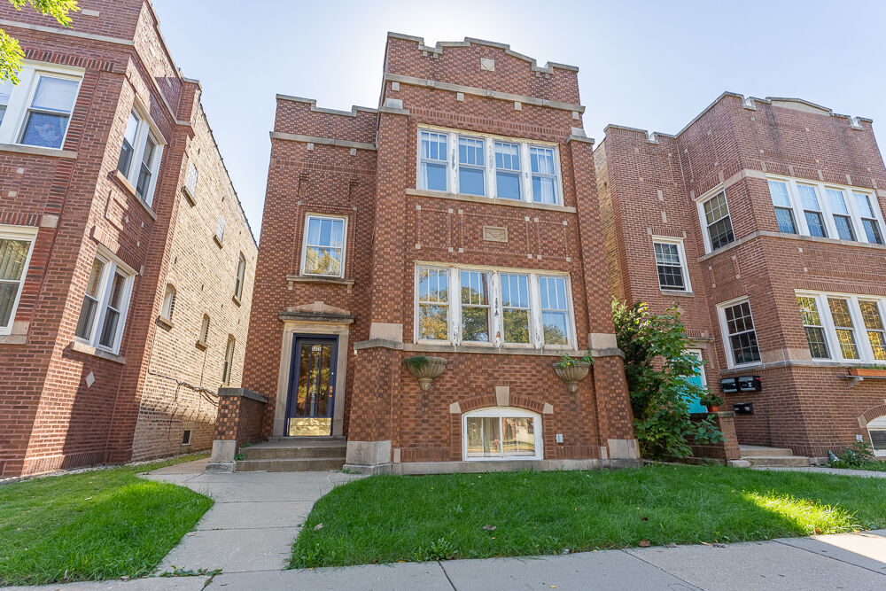 Property Photo:  5325 W Montrose Avenue 2  IL 60641 