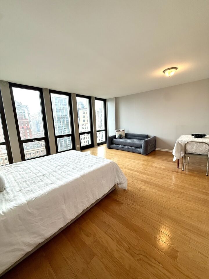 Property Photo: 1 E Scott Street 1811 IL 60610