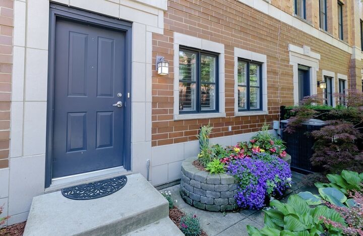 Property Photo:  1125 W Monroe Street  IL 60607 