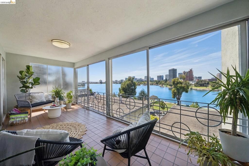 Property Photo: 2324 Lakeshore Ave 6 CA 94606