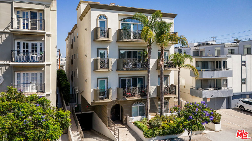 Property Photo:  11840 Dorothy Street 302  CA 90049 