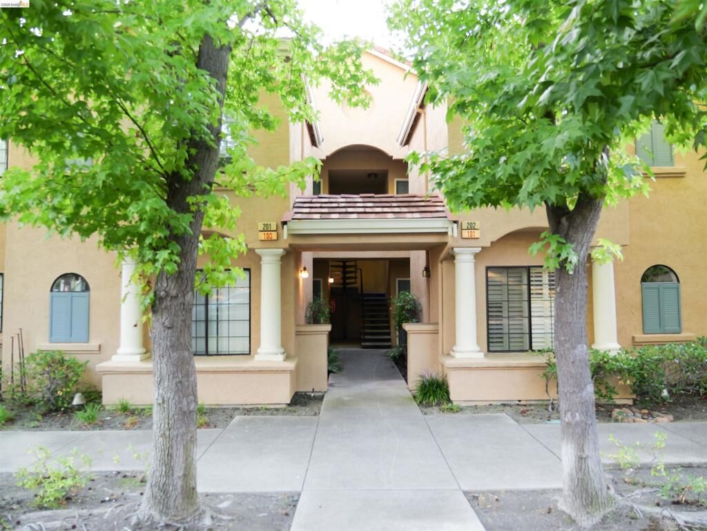 Property Photo: 5022 Lakeview Dr 202 CA 94582