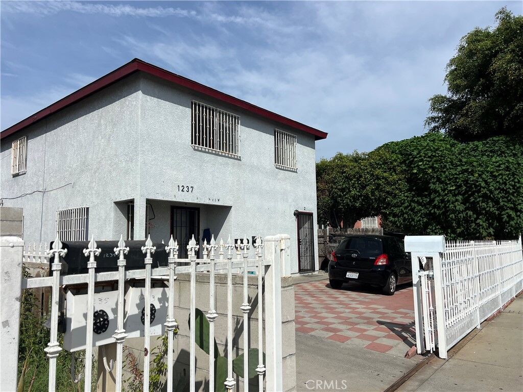 Property Photo: 1237 E 28th CA 90011