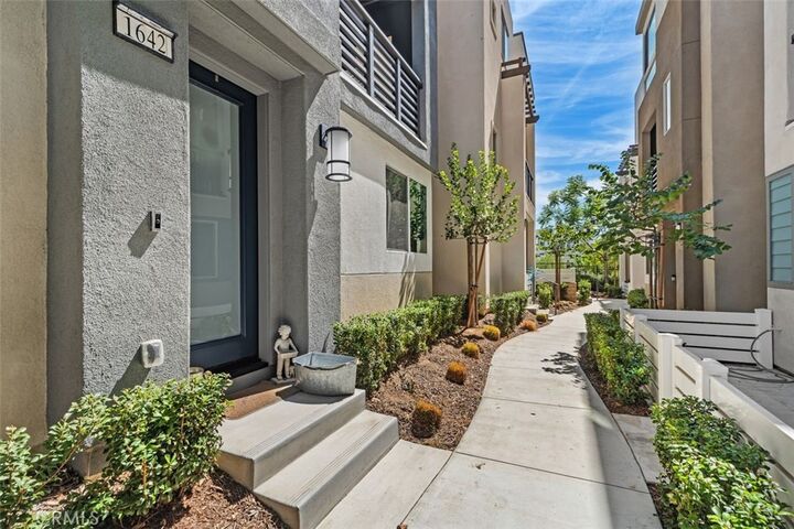 Property Photo:  1642 W Saratoga Lane  CA 90732 