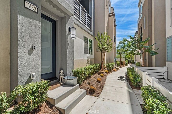 Property Photo: 1642 W Saratoga Lane CA 90732