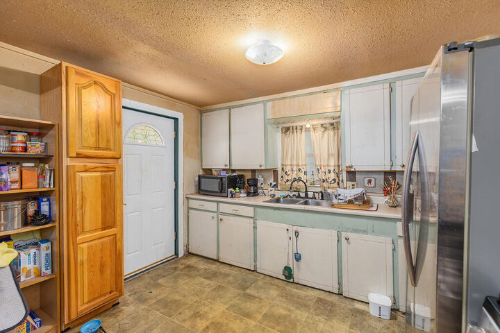 Property Photo: 2020 Denver Ave TX 75901