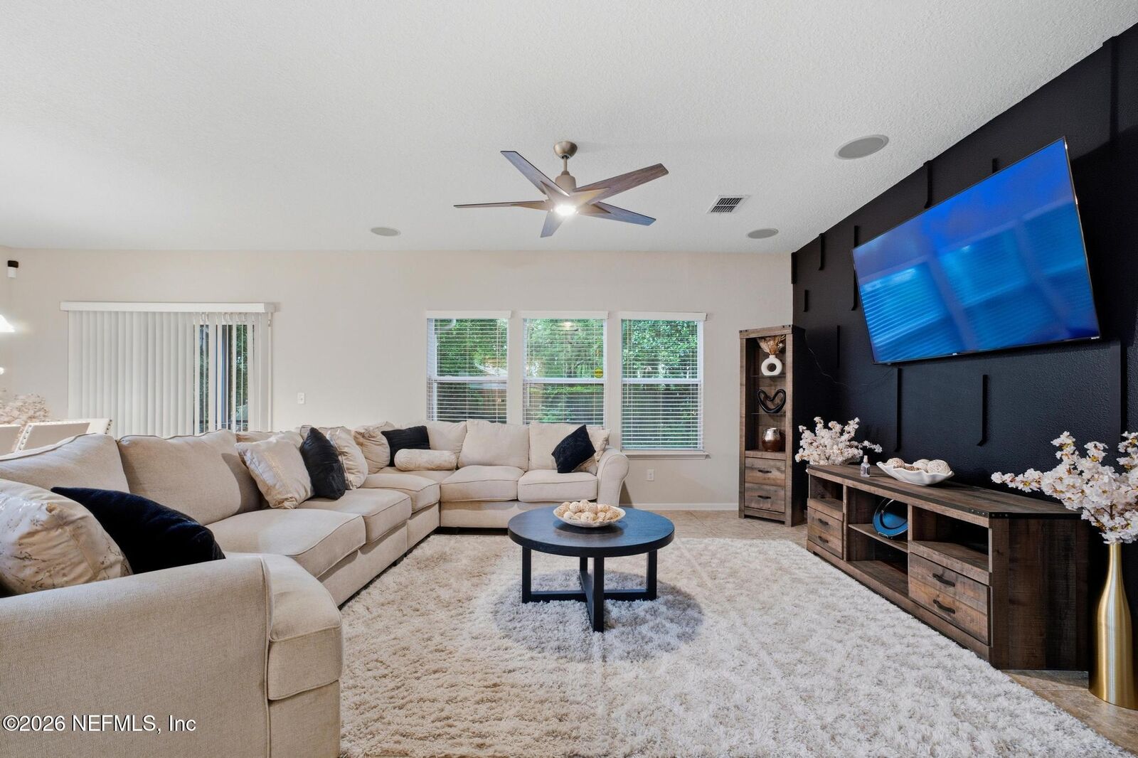 Property Photo: 438 Auburn Oaks Road E FL 32218