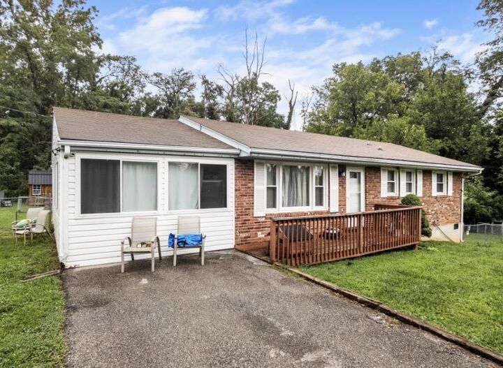 Property Photo: 4527 Edgelawn Avenue NW VA 24017