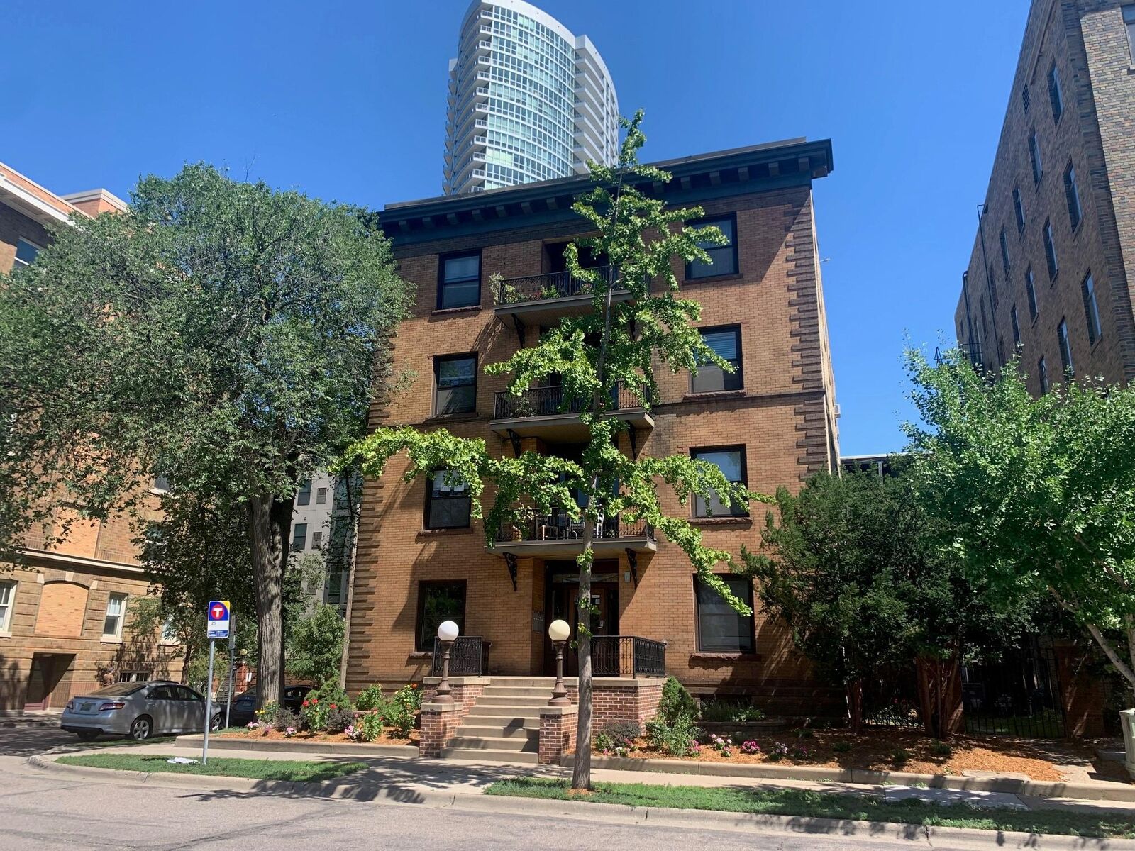 Property Photo: 1401 Willow Street 2 MN 55403