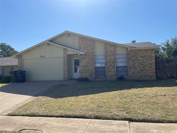 Property Photo: 7533 Parkwood Lane TX 76133