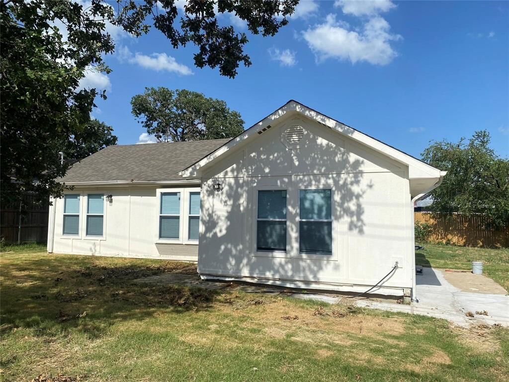 Property Photo: 1206 Redbud Street TX 75068