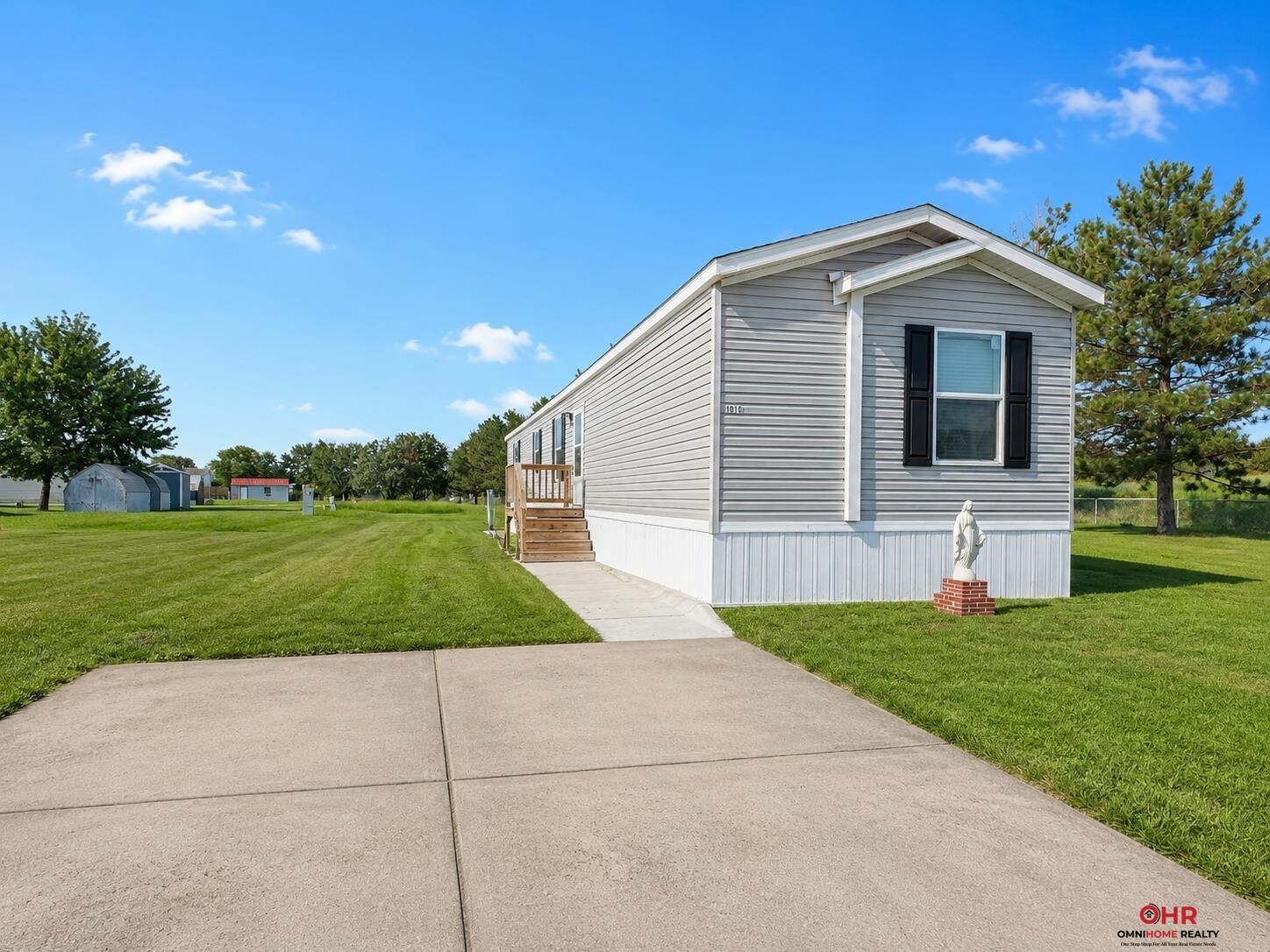 Property Photo: 1010 W Peach Street NE 68522