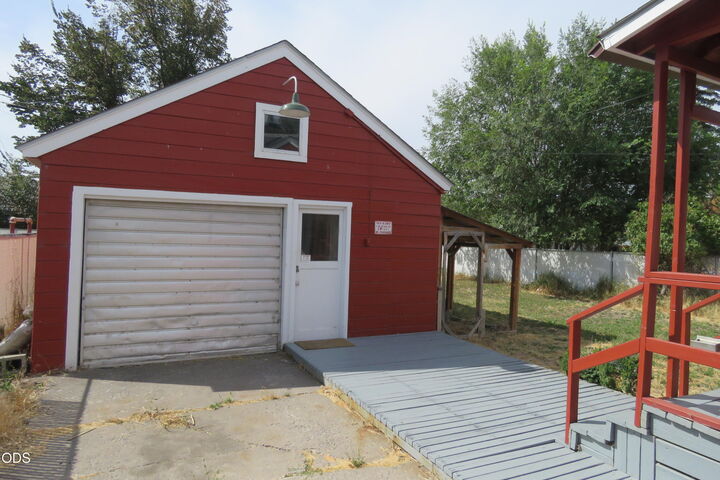 Property Photo: 2536 Darrow Avenue OR 97601