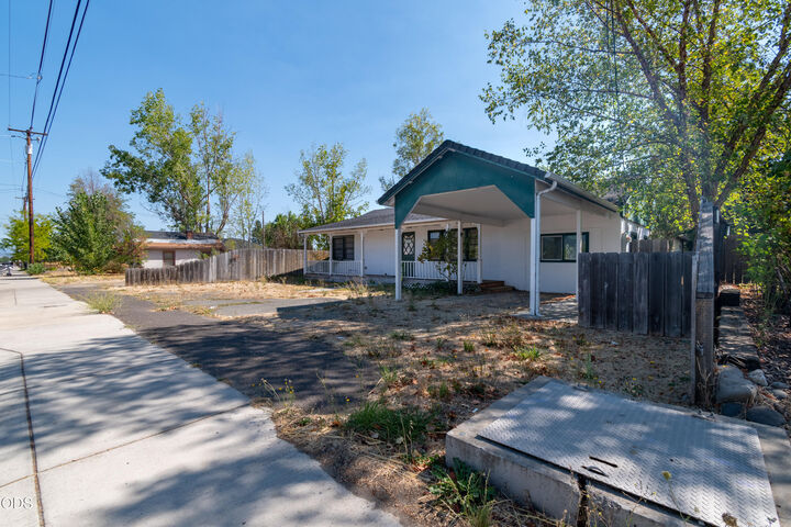Property Photo:  795 Lozier Lane  OR 97501 