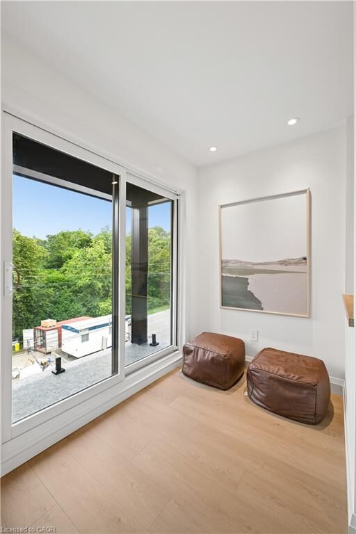 Property Photo:  563 Wellington Street 3  ON N2H 5L6 
